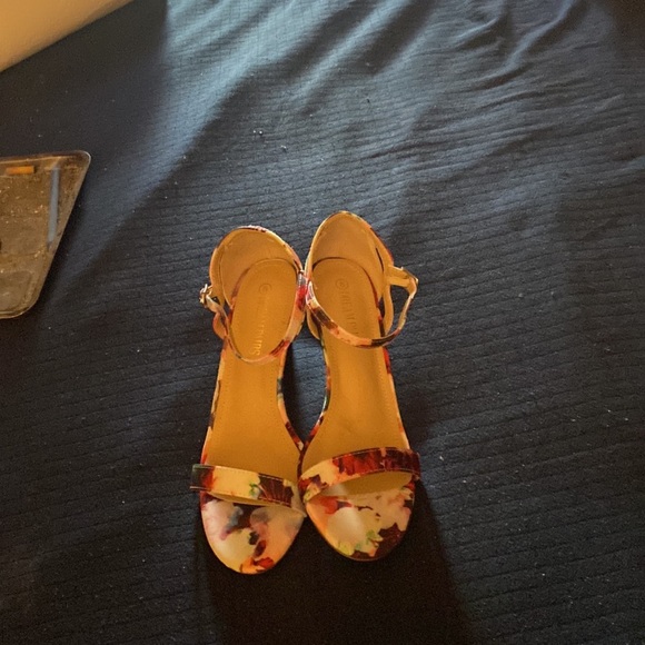 Small heel sandals more like a pump cutsy - Picture 3 of 12